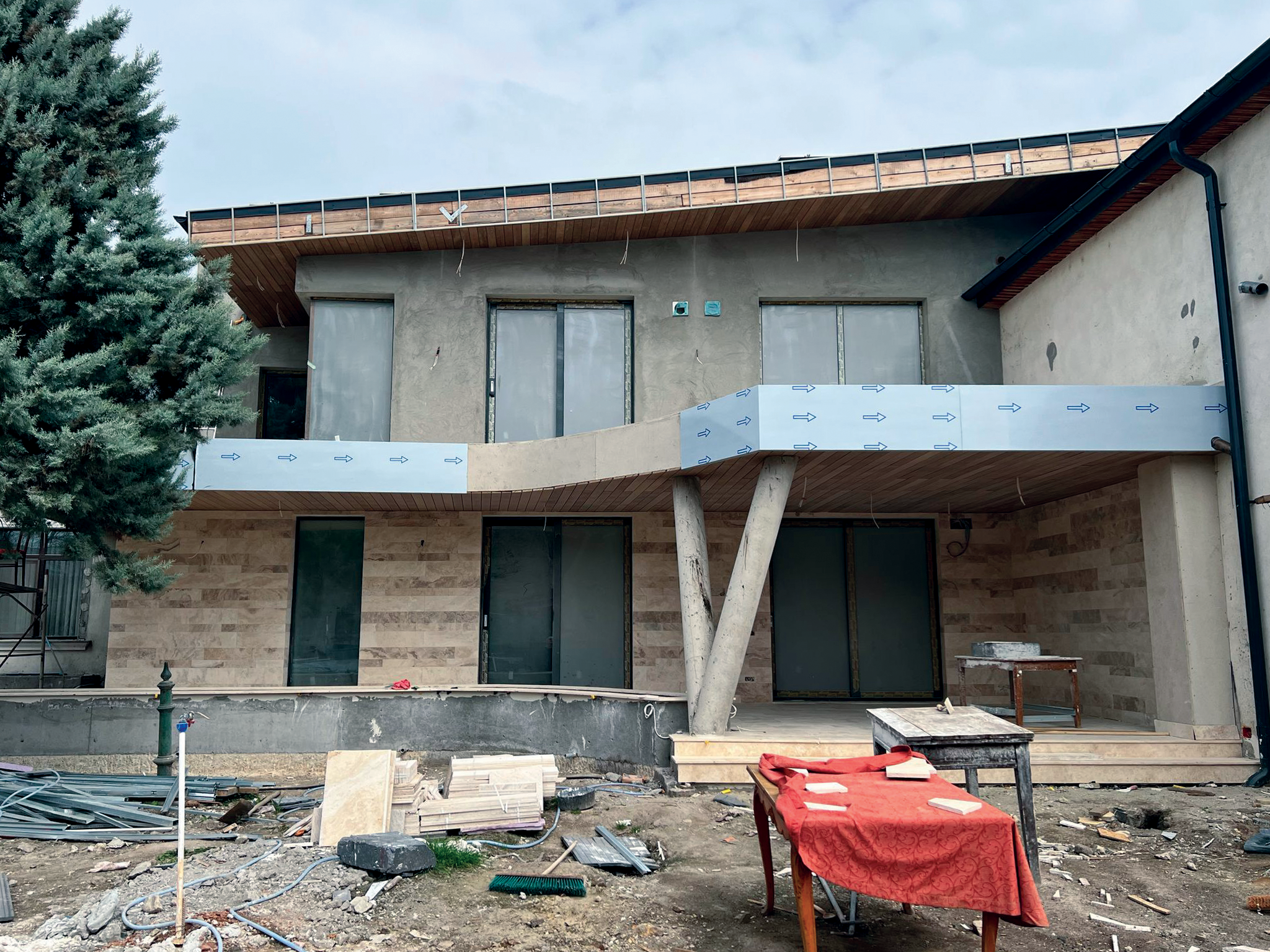 Casa FI - Șantier fațada cu stâlpi în V