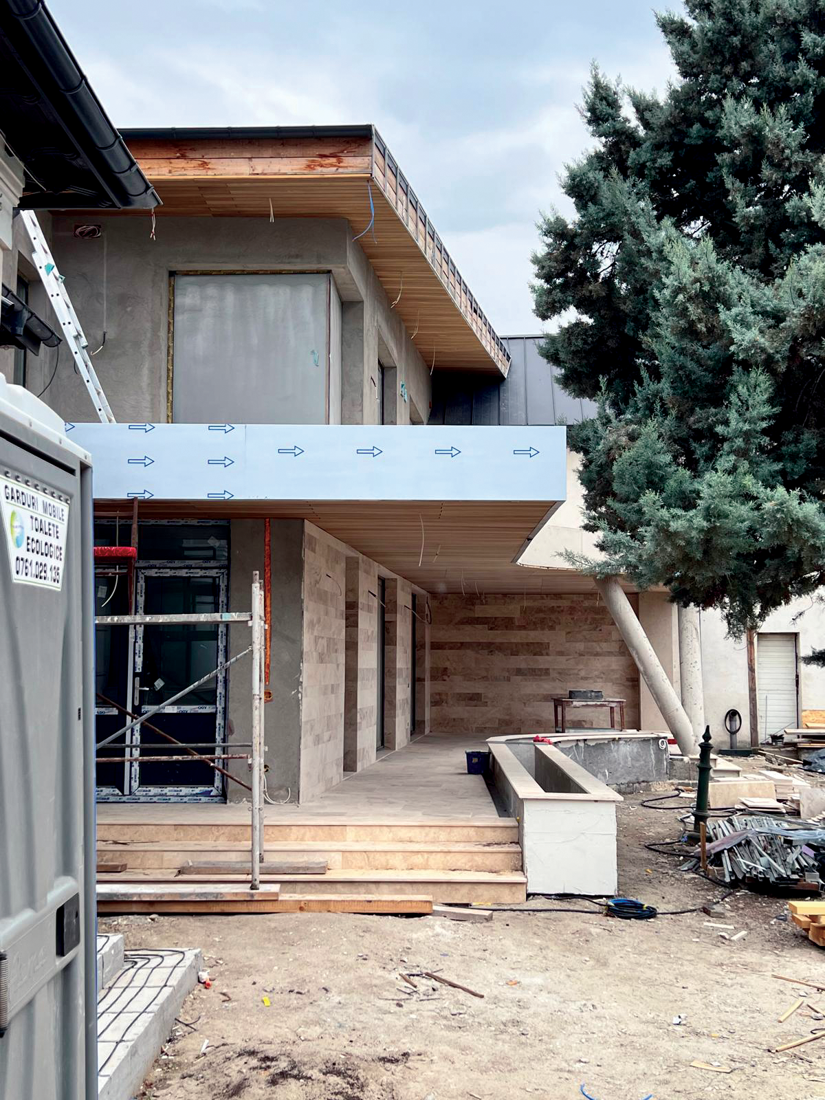 Casa FI - Detaliu streaşină și stâlpi